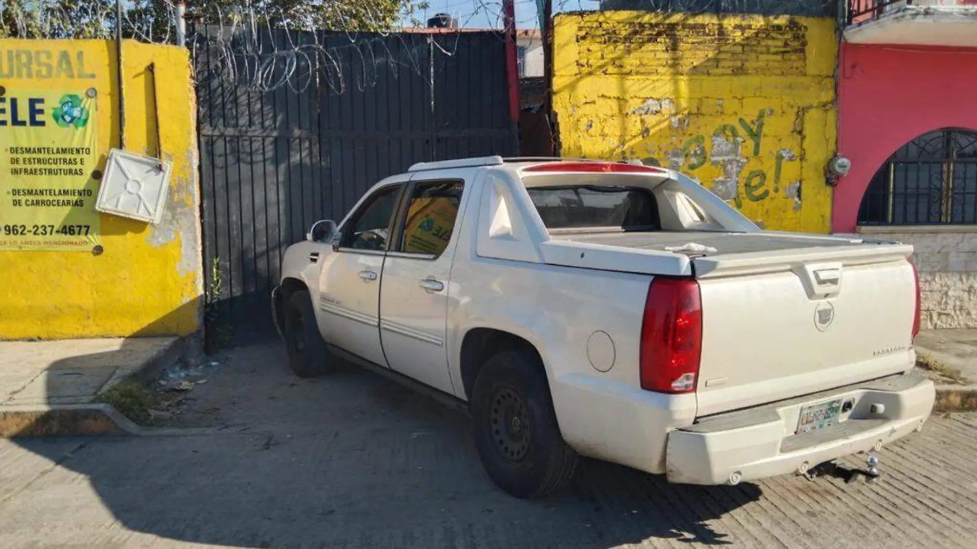 camioneta chocada en porton